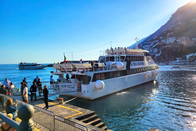 Schiff im Hafen von Amalfi - ©Susanne Hofen - Eberhardt TRAVEL