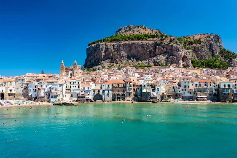 Küstenort Cefalù an der Nordküste Siziliens - ©Zstock - stock.adobe.com