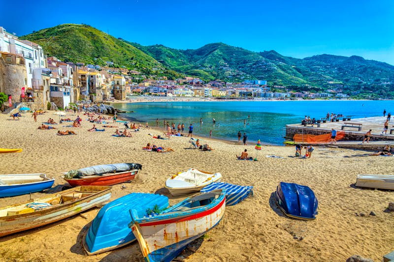 Strand von Cefalu an der Nordküste Siziliens - ©Michael Knöbl - stock.adobe.com