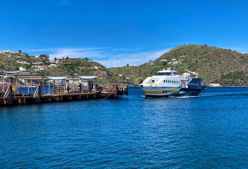 Fähre im Hafen von Lipari - ©Eberhardt TRAVEL