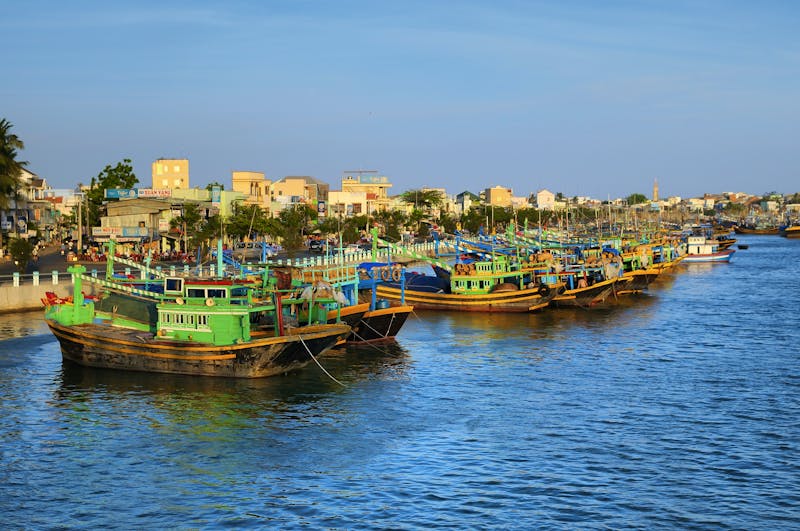 Fischerboote im hafen von Phan Thiet - ©Gerhard Zwerger-Schoner/imageBROKER - stock.adobe.com