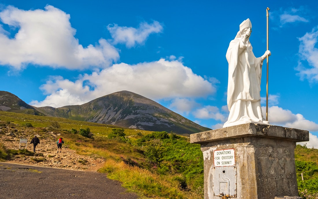 Statue von St. Patrick am Croagh Patrick in Irland – © Ronin - stock.adobe.com