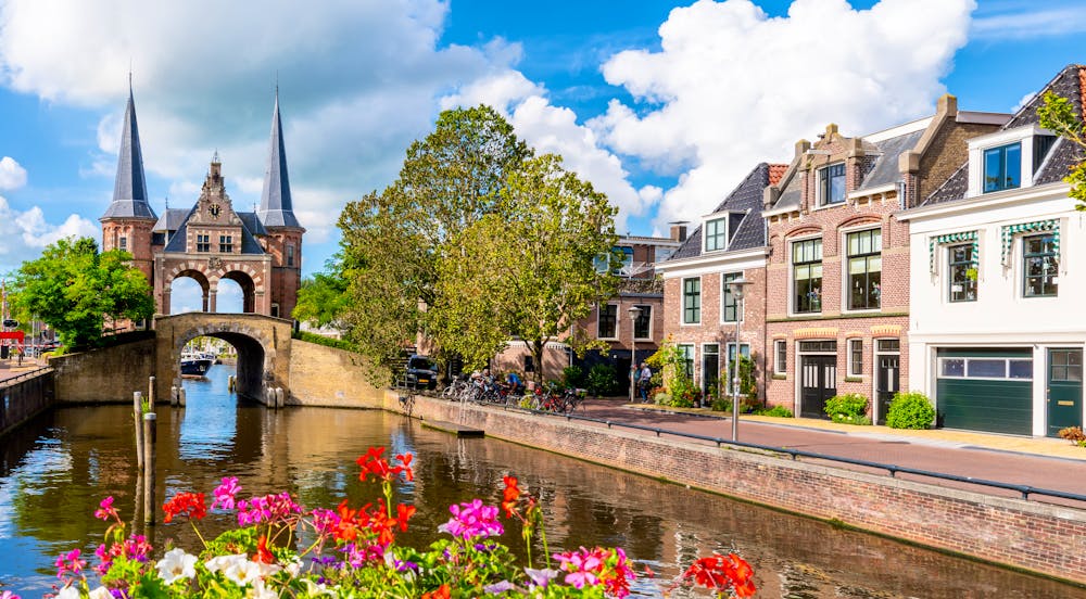 Sneek in Friesland - Gracht mit Wassertor zum Hafen &ndash; &copy; EKH-Pictures - stock.adobe.com