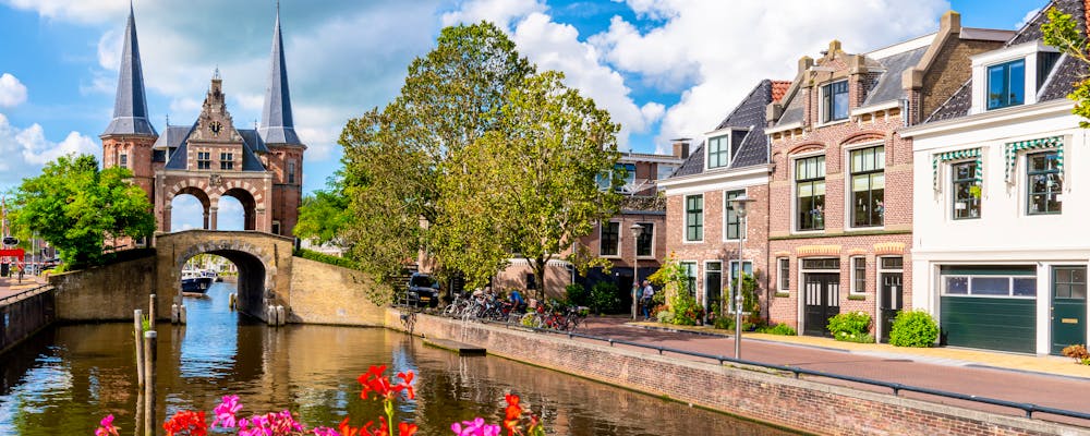 Sneek in Friesland - Gracht mit Wassertor zum Hafen – © EKH-Pictures - stock.adobe.com
