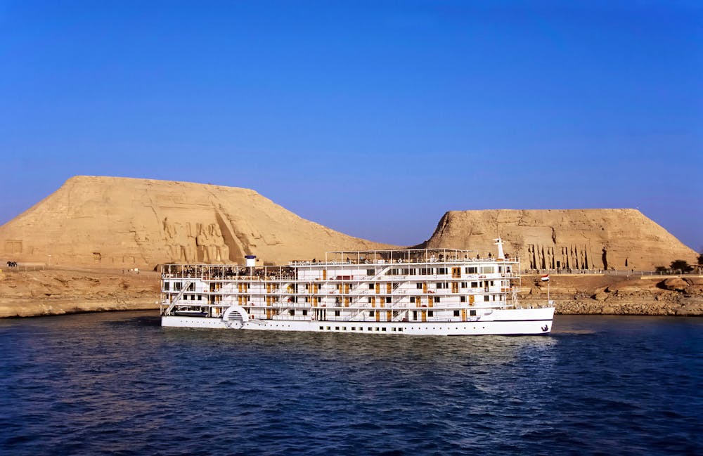 Kreuzfahrtschiff vor demTempel von Abu Simbel &ndash; &copy; traveldia - Adobe Stock