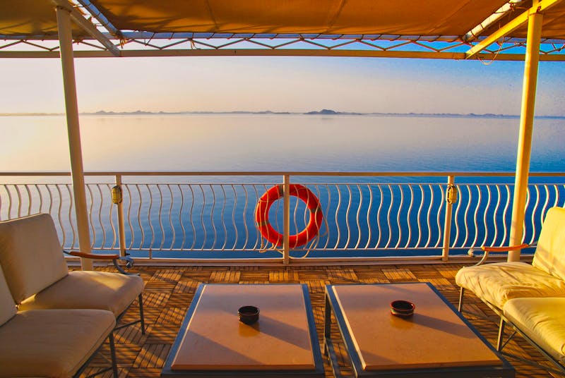Kreuzfahrt auf dem Nil - Ausblick vom Kreuzfahrtschiff auf den Assuan-Stausee - ©Michael Rucker - stock.adobe.com