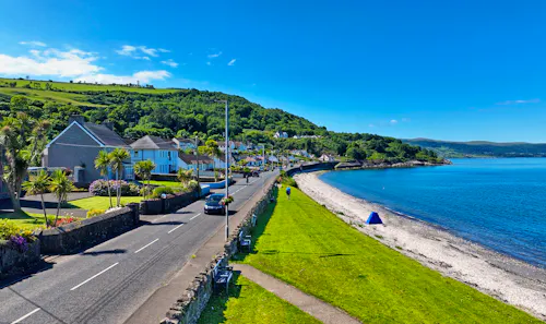 Straße entlang der Glenarm Bay an der Antrim Coast  &ndash; &copy; peter - stock.adobe.com
