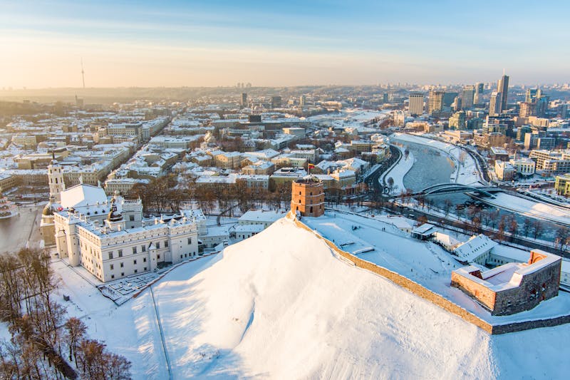  Vilnius - Blick auf verschneite Altstadt im Winter - ©MNStudio - Adobe Stock