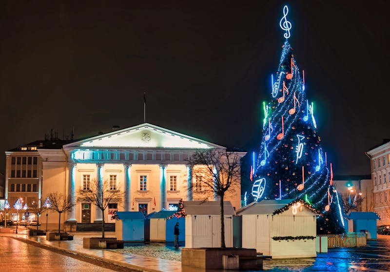 Vilnius - traditioneller Weihnachtsmarkt am Rathaus  - ©Roman Babakin - stock.adobe.com
