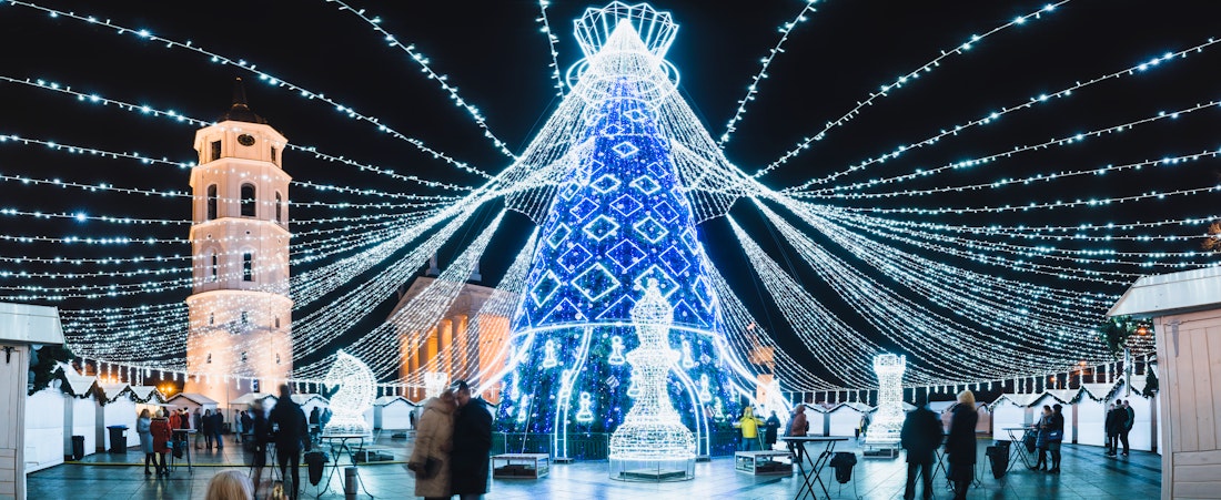 Vilnius - Weihnachtsbaum geschmückt mit weißen und blauen Lichtern auf dem Domplatz – © Ed.Siau - stock.adobe.com