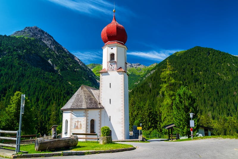 Wallfahrtskirche in Bschlabs in den Tiroler Alpen - ©mojolo - stock.adobe.com