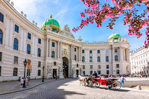 Hofburg & Michaelerplatz in Wien &ndash; &copy; Mistervlad - stock.adobe.com