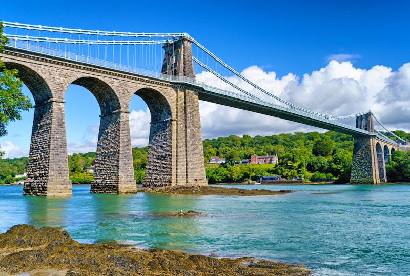 Menai Suspension Bridge zwischen Wales und der Insel Anglesey  - ©Martin - stock.adobe.com