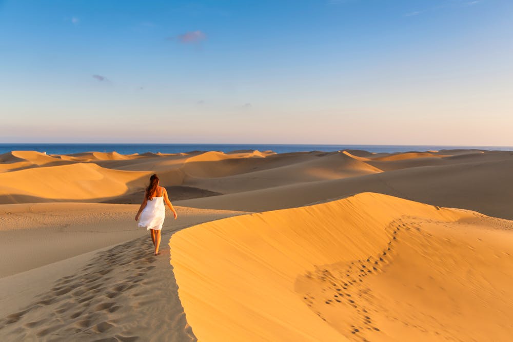 Junge Frau in den Dünen von Maspalomas &ndash; &copy; Rimgaudas - stock.adobe.com