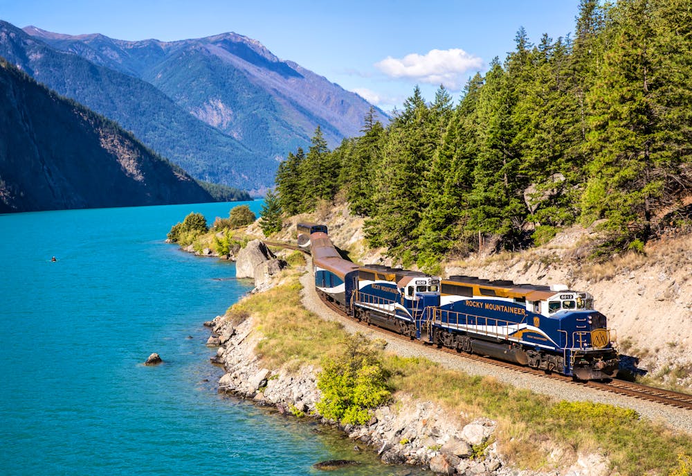 Zug Rocky Mountaineer am Seton Lake in Kanada &ndash; &copy; Rocky Mountaineer