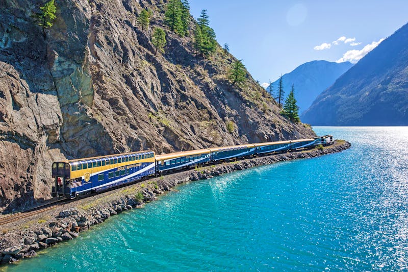 Zug Rocky Mountaineer am Seton Lake in Kanada - ©Rocky Mountaineer