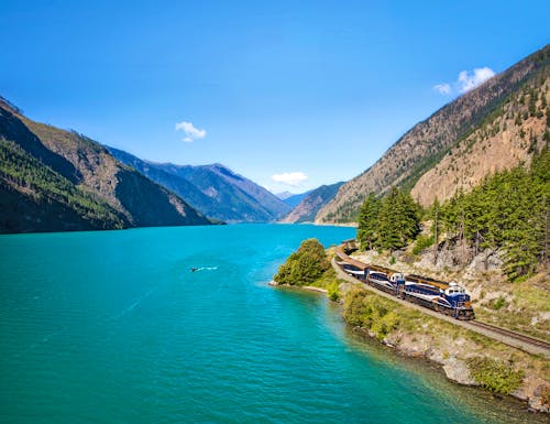 Zug Rocky Mountaineer am Seton Lake in Kanada – © Rocky Mountaineer