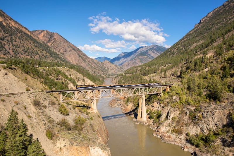ZUg Rocky Mountaineer auf der Fraser Bridge in British Columbia - ©Rocky Mountaineer