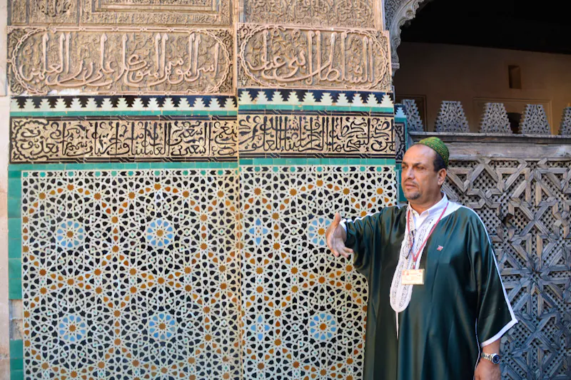 Königspalast Fes - Mohammed erklärt die DetailsMohammed vor Schriftzug - &copy;Gina Egenolf (Eberhardt TRAVEL)