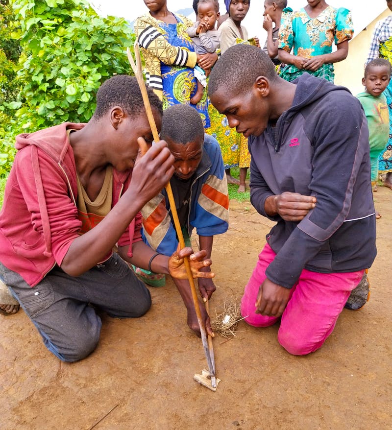 Entfachen von Feuer bei den Batwa-Pygmäen in Uganda - ©Julian Bartsch - Eberhardt TRAVEL