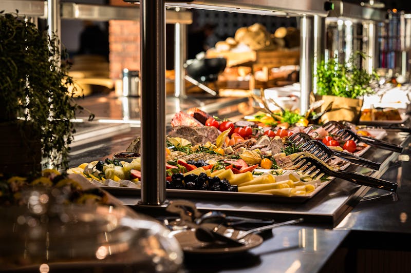 Buffet im Forest Park Resort & Spa – ©AMANITA STUDIO KREATYWNE