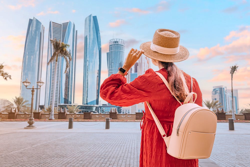 Abu Dhabi - Touristin vor den Wolkenkratzern in der Innensatdt &ndash; &copy; EdNurg - stock.adobe.com