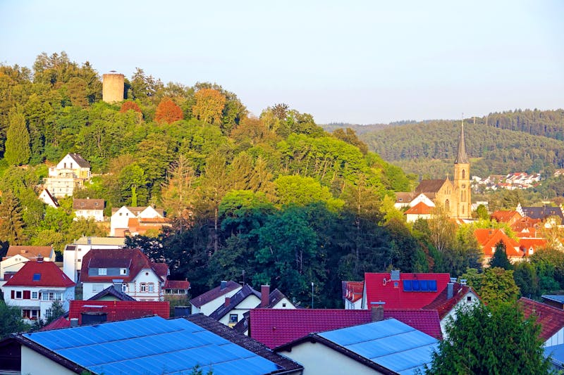 Bad Soden-Salmuenster mit Burgruine Stolzenberg - ©Fotolyse - stock.adobe.com