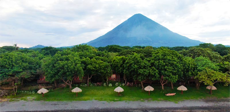 Hotel San Juan Ometepe in Altagracia - Außenanlage und im Hintergrund der Berg Concepción - ©Hotel San Juan Ometepe in Altagracia