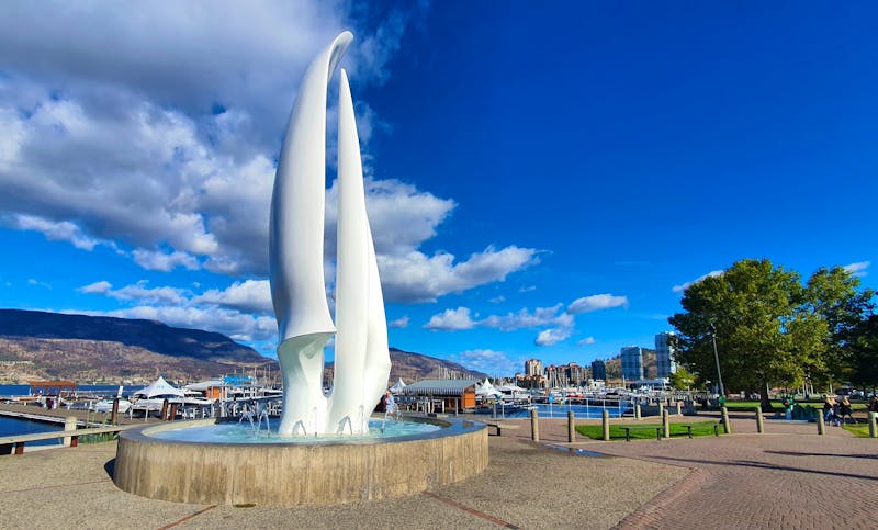 Spaziergang am Okanagan Lake in Kelowna - The Sails - ©Kristin Weigel - Eberhardt TRAVEL