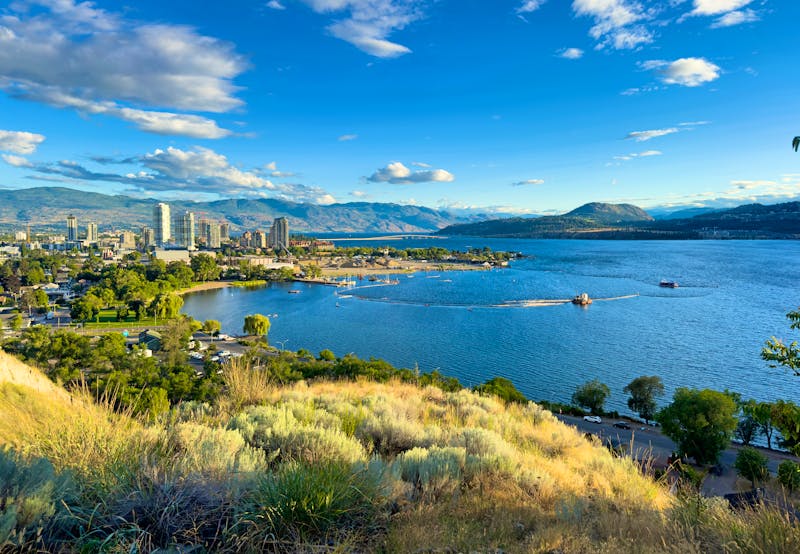 Blick auf Kelowna am Okanagan Lake in British Columbia - ©Veronika Z. Gaudet - stock.adobe