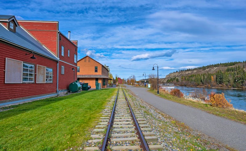 Eisenbahnstrecke am Yukon Fluss in Whitehorse - ©jkgabbert - stock.adobe.com