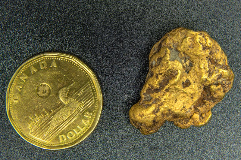Gold Nugget und kanadische Münze - ©Scalia Media - stock.adobe.com