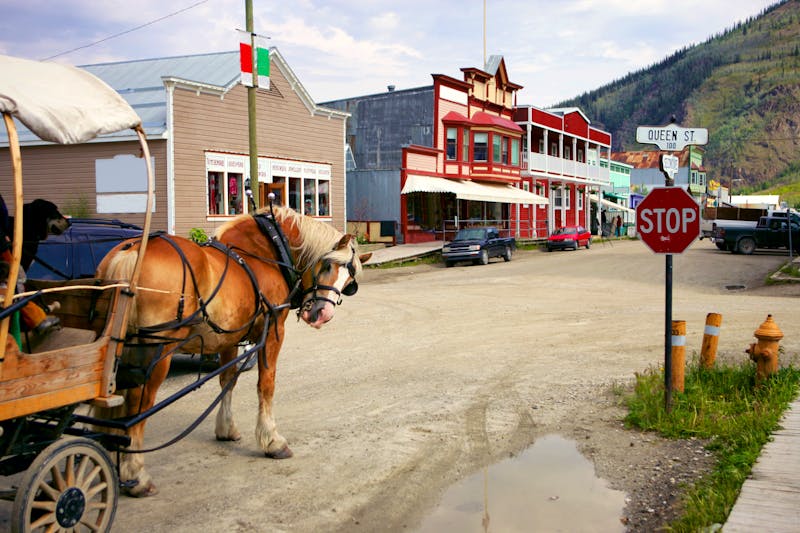 Historische Szene in Dawson City im Yukon - ©Oksana Perkins - stock.adobe.com