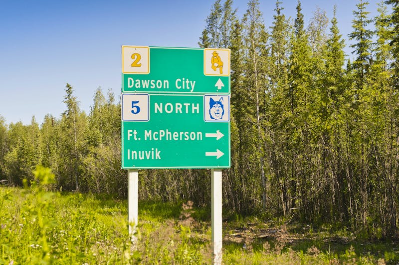 Highway Schild nach Dawson City, Fort McPherson und Inuvik in den Northwest Territorien Kanadas - ©rlesyk - stock.adobe.com
