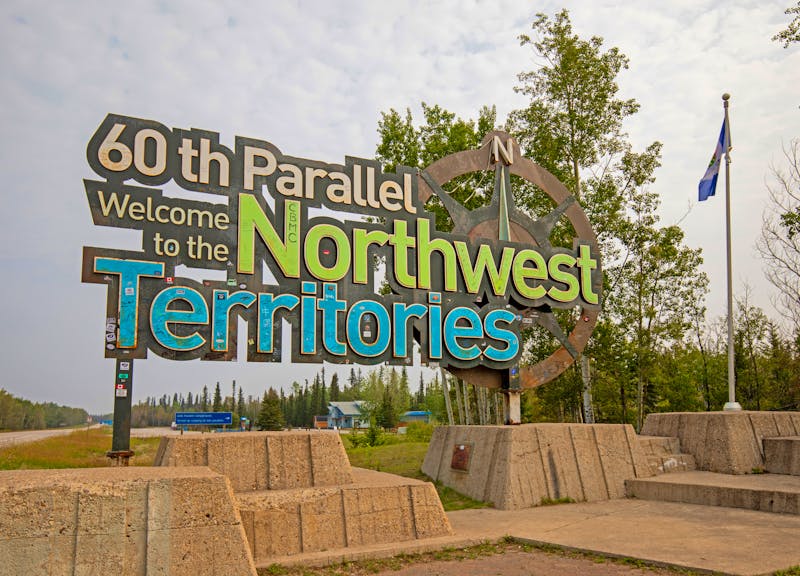 Einfahrt in die Northwest Territories in Kanada - ©NZP Chasers® - stock.adobe.com