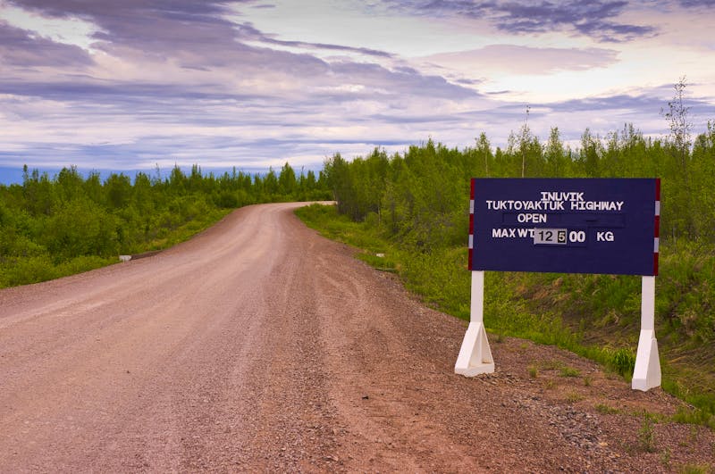Schotterstraße von Inuvik nach Tuktoyaktuk in den Nordwest Territorien - ©rlesyk - stock.adobe.com