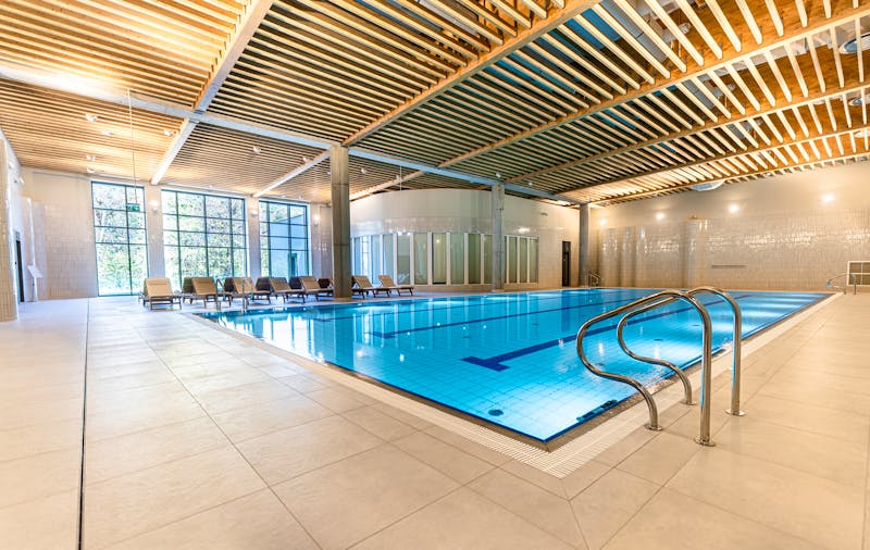 Schwimmbad im SOFRA FIT & SPA Gesundheitsinstitut – ©IdeaSpa