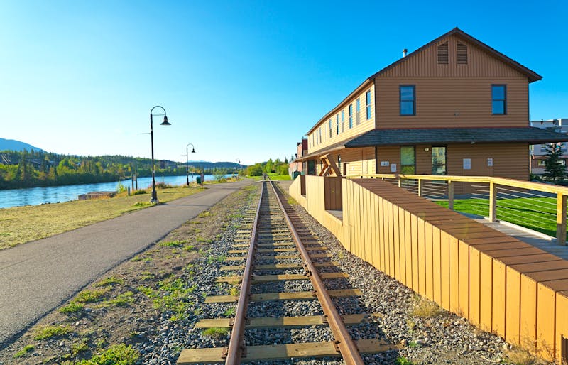 Eisenbahnstrecke in Whitehorse am Yukon Fluss - ©Khun Ta - stock.adobe.com