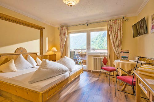 Hotel Rotspitz - Zimmerbeispiel mit Balkon &ndash; &copy; Hotel Rotspitz 