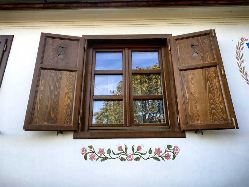 Schönes Hausfenster mit Malereien in Sibiel - ©Simone Willner - Eberhardt TRAVEL