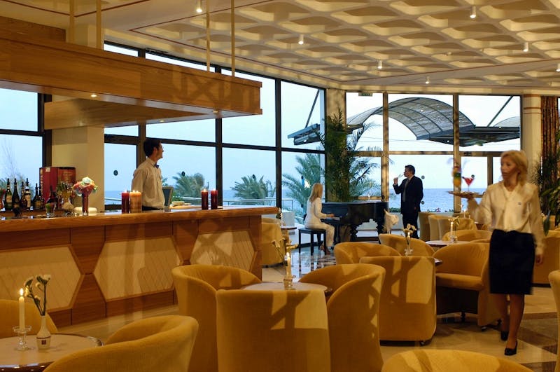 Piano Bar im Athena Royal Beach Hotel - ©Constantinou Bros Athena Royal Beach
