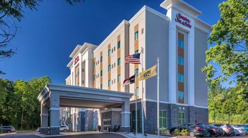 Hampton Inn & Suites Asheville Biltmore Village Hotelgebäude – © 2025 Hilton