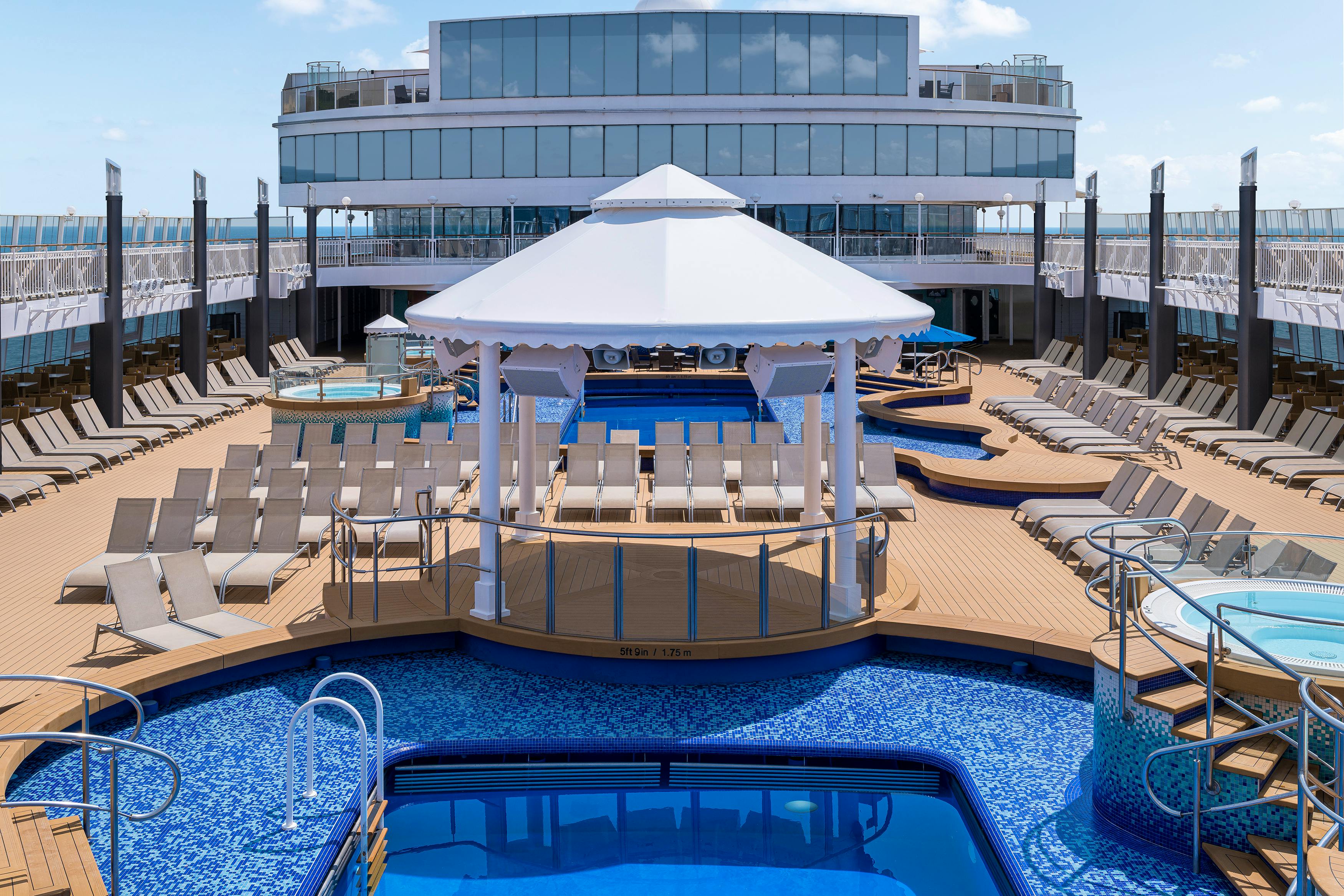 NCL Kreuzfahrtschiff Norwegian Gem - Pooldeck&nbsp;&ndash;&nbsp;&copy;&nbsp;Alexander Rudolph - Norwegian Cruise Line