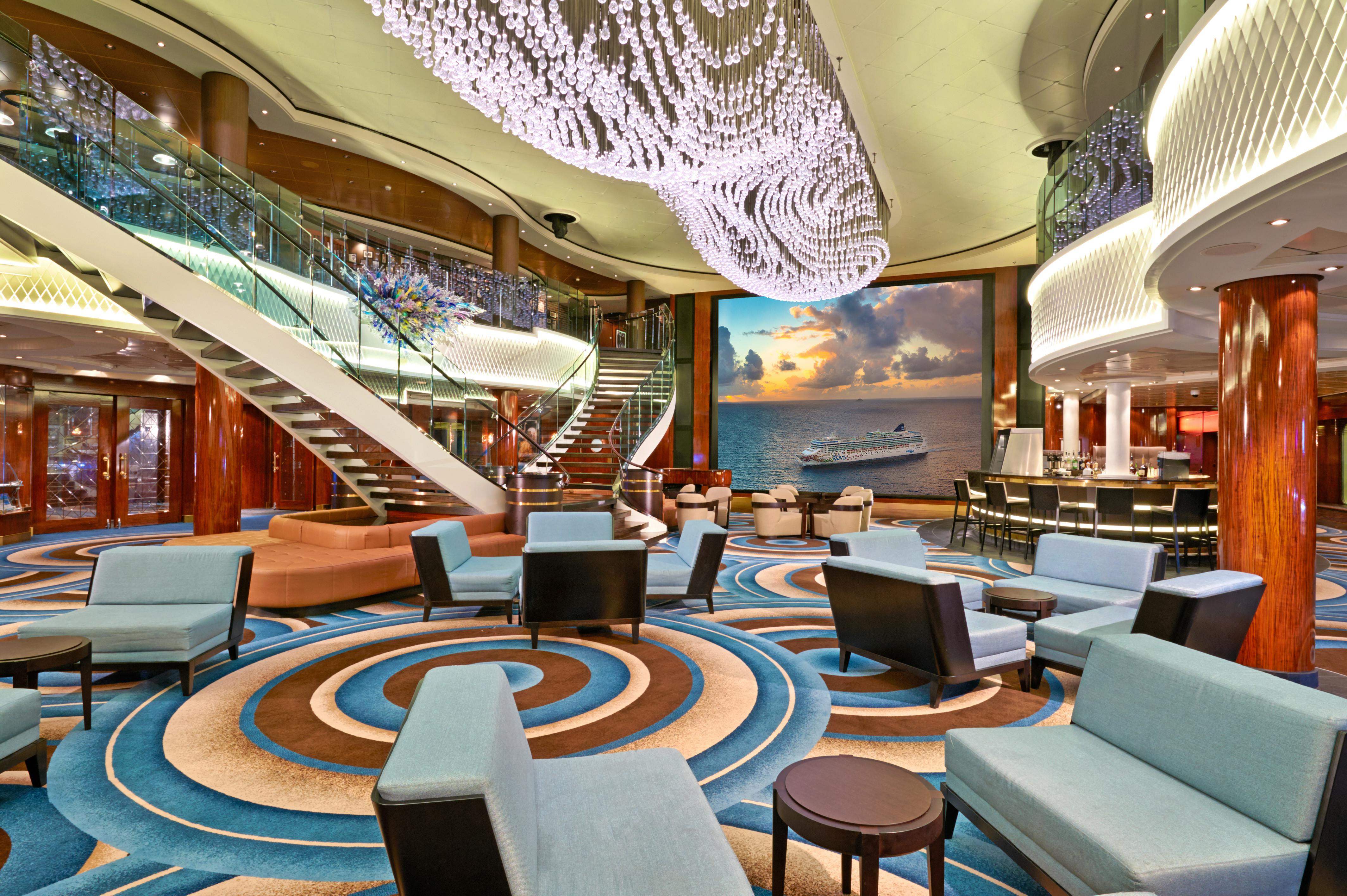 Atrium des Kreuzfahrtschiffes Norwegian Gem&nbsp;&ndash;&nbsp;&copy;&nbsp;Rick Diaz Photography - Norwegian Cruise Line