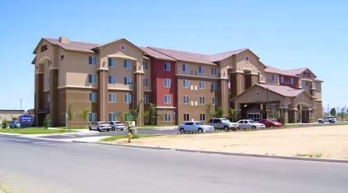 Hampton Inn & Suites Bakersfield North-Airport - Hotelgebäude – © 2025 Hilton