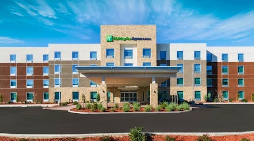 Holiday Inn Express & Suites Oakhurst-Yosemite Park Area by IHG Hotelgebäude – © 2025 IHG