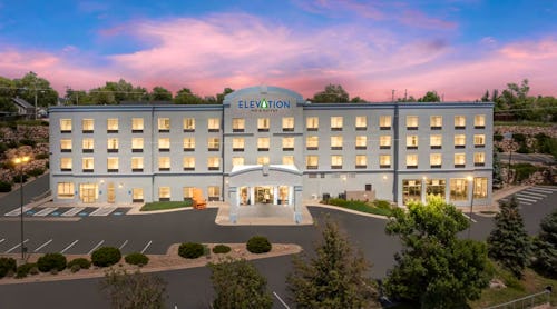 Elevation Inn & Suites, Trademark Collection by Wyndham - Hotelgebäude – © 2025 TMH Worldwide, LLC
