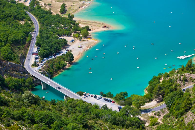 Straße und Parkplatz am Lac de Ste Croix - Provence - ©dvoevnore - stock.adobe.com