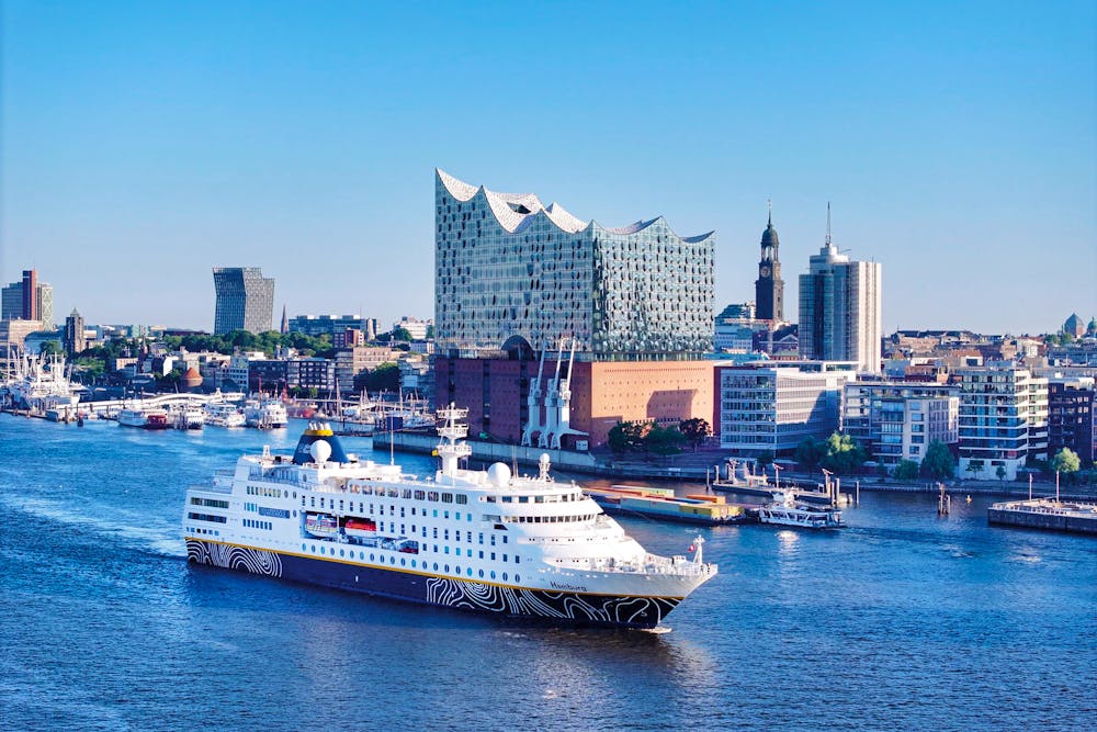 MS Hamburg vor der Elbphilharmonie in Hamburg  &ndash; &copy; PLANTOURS Kreuzfahrten