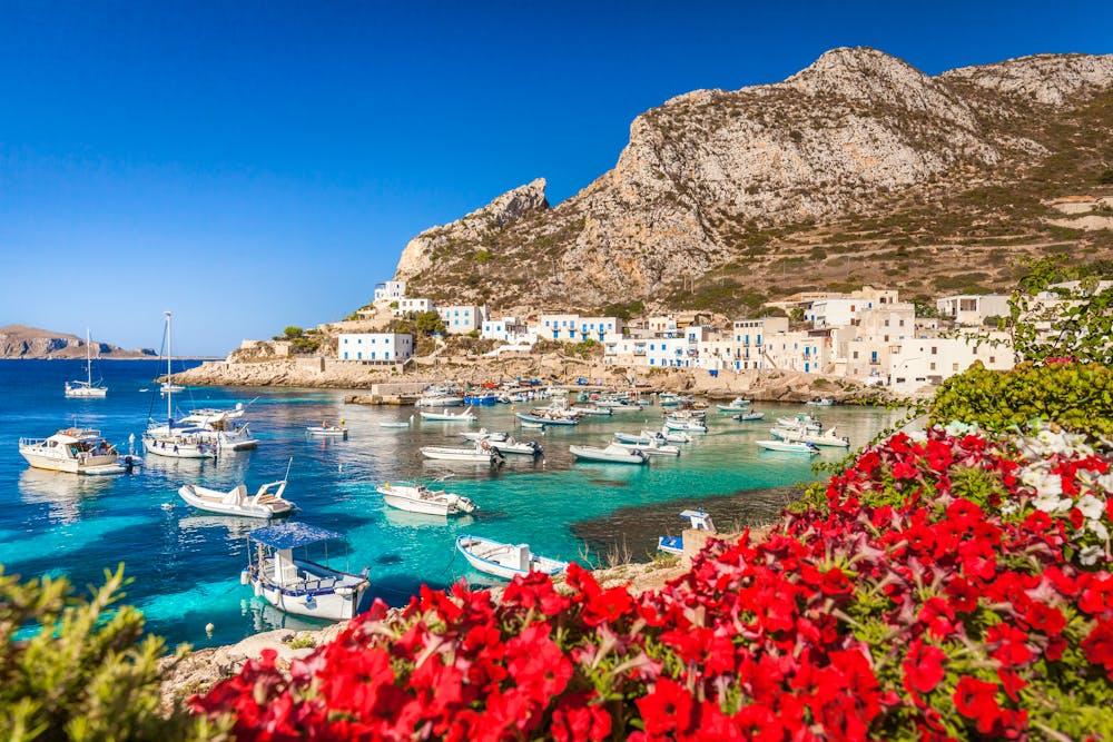 Blick auf das Dorf Levanzo mit Blick auf den kleinen Hafen der Ägadischen Inseln Italien &ndash; &copy; Copyright 2017 Maurizio De Mattei. All rights reserved.